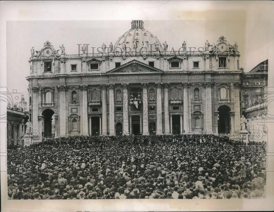 1937 Press Photo Thousands of faithfuls in front of the St Peter's plaza waiting - Historic Images