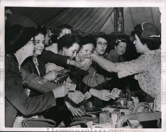 1955 Press Photo Balmoral, Scotland Queen Elizabeth as a salesgirl for charity - Historic Images