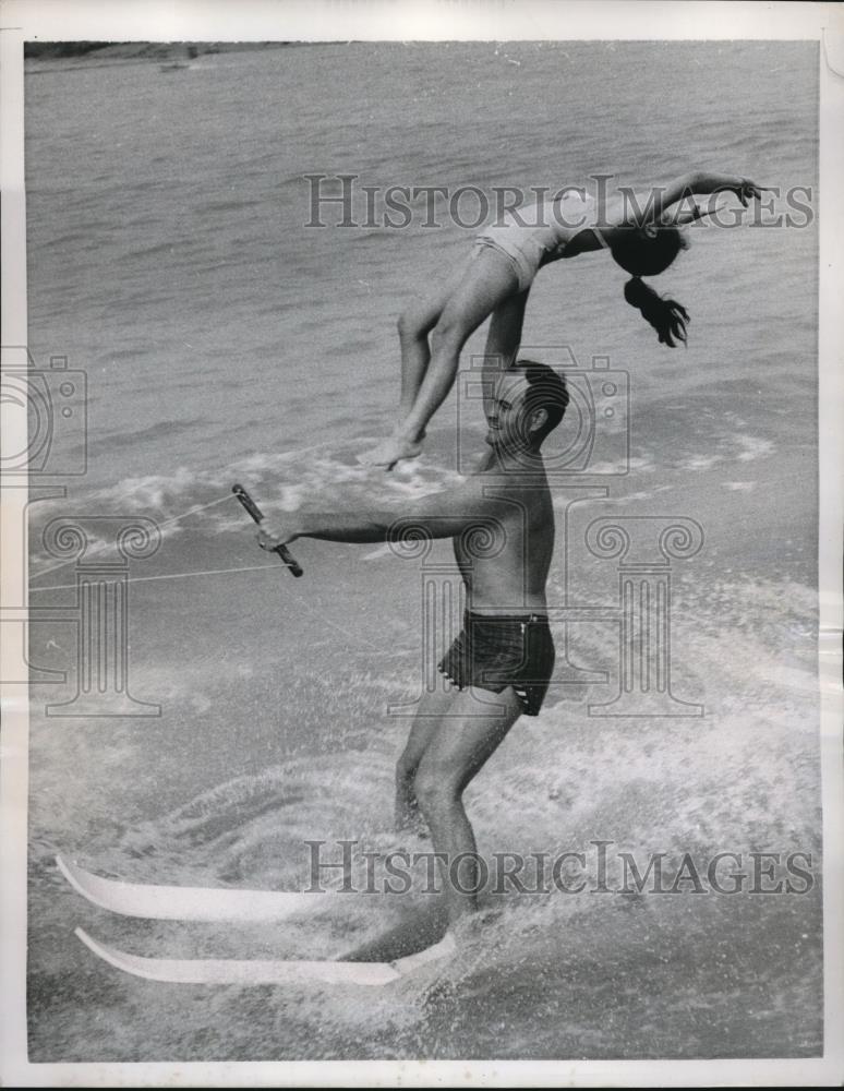 1959 Press Photo Memphis McKeller Lake Waterskiing Couple Dud Parish Debbie - Historic Images