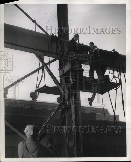 1951 Press Photo Steel Workers at Republic Steel Corp, in Cleveland Ohio. - Historic Images