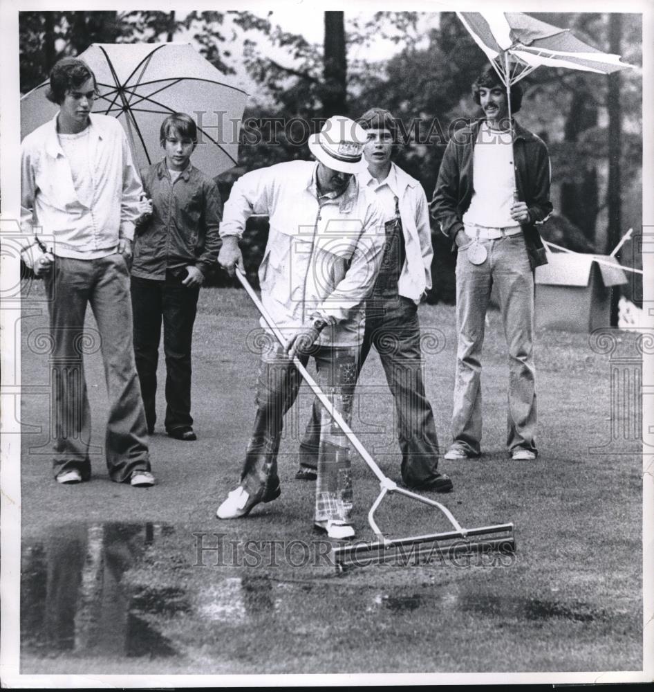 1976 Press Photo Spectators Watch 18th Green Get Squeegeed At Tanglewood - Historic Images