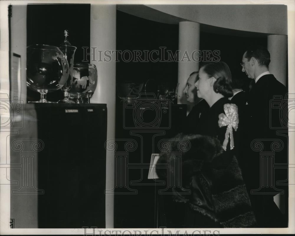 1940 Press Photo General scene of people looking at an museum exhibit - Historic Images