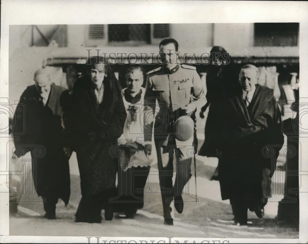 1933 Press Photo Italian Crown Princess Wears Lace Mantillas To Easter Service - Historic Images