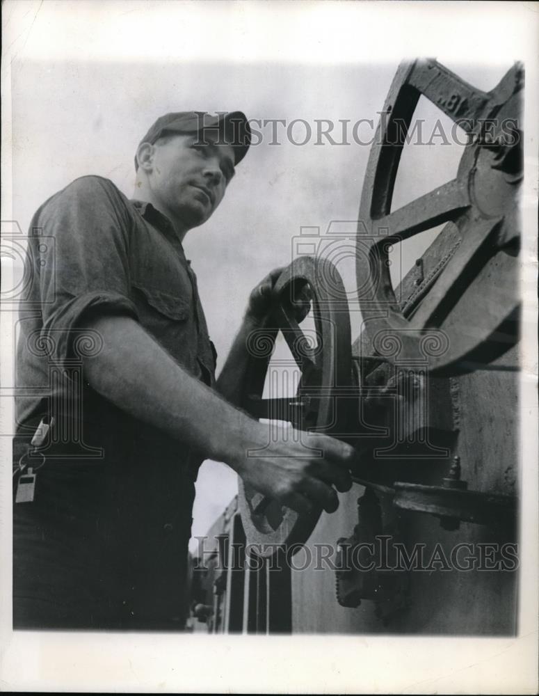 1944 Press Photo AMM 1/c Louis Thomas Deiter recently got a promotion for his - Historic Images