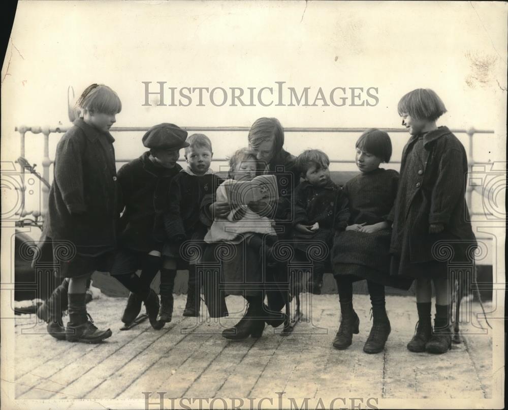 1925 Press Photo Rose Farley w/ her 7 brothers &amp; sisters as they arrived in NY - Historic Images