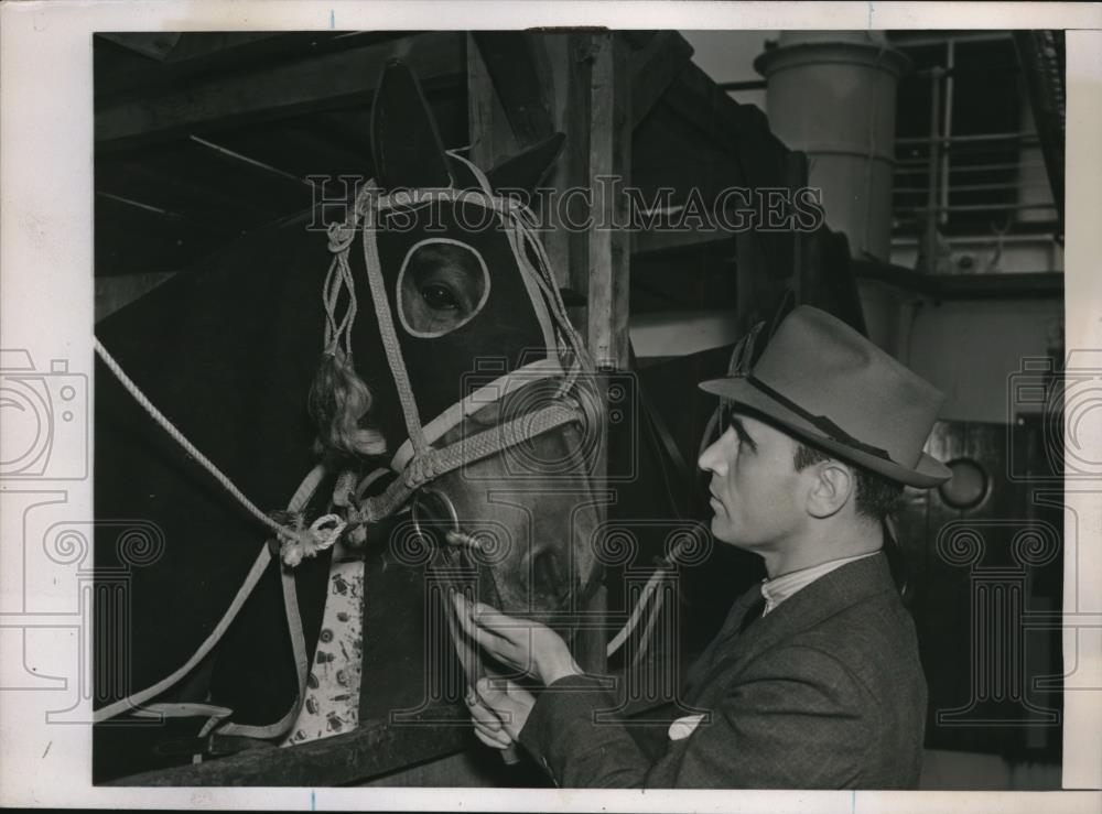 1939 Press Photo NYC, Maj Eduardo Yanez, Chile Army jumping team &amp; his horse - Historic Images