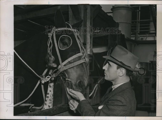1939 Press Photo NYC, Maj Eduardo Yanez, Chile Army jumping team & his horse - Historic Images