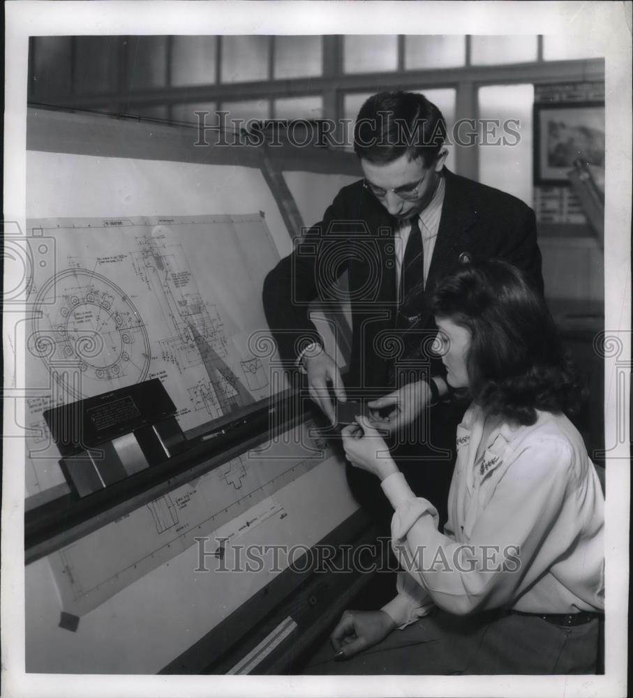 1943 Press Photo R.K. Lepper of Gen.Electric Engineer and Mrs. George Allen - Historic Images