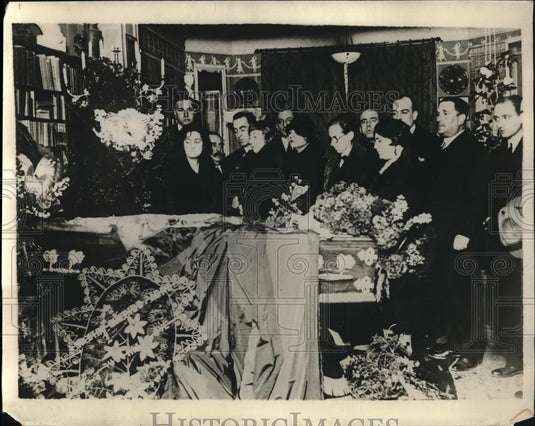 1930 Press Photo Widow & sons of Vicente Blanco Ibanez, viewing the body of the - Historic Images