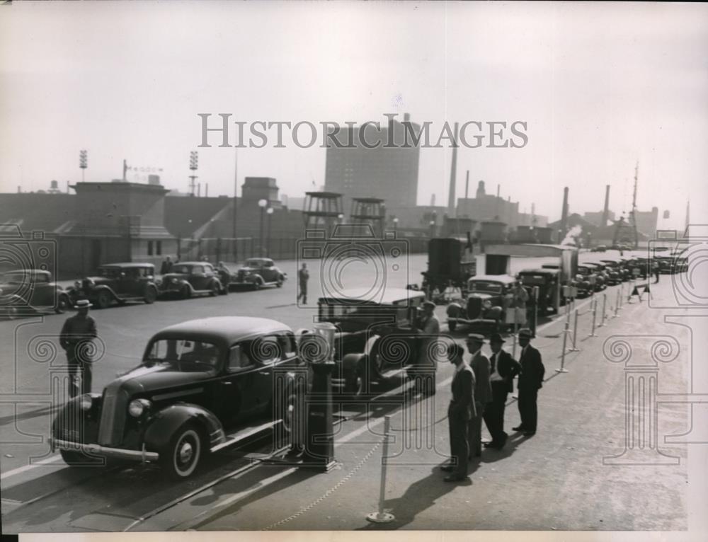 1936 Press Photo Cars Line Up In Chicago To Get Brakes Lights - Historic Images