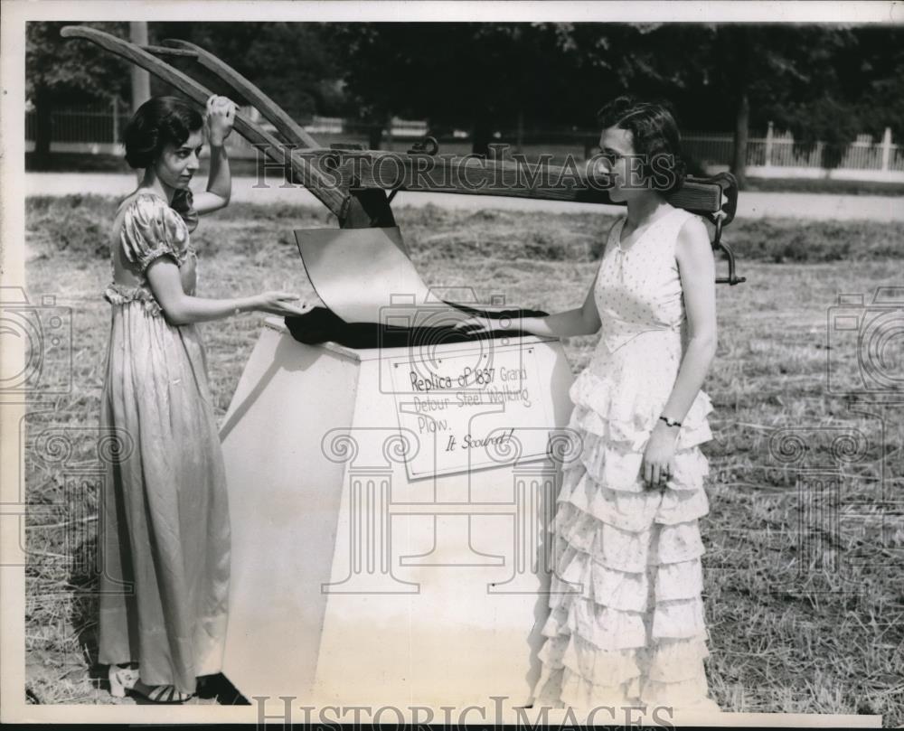 1937 Press Photo Anna Mulkins &amp; Lenore Meyers Inspect Replica Steel Plow - Historic Images