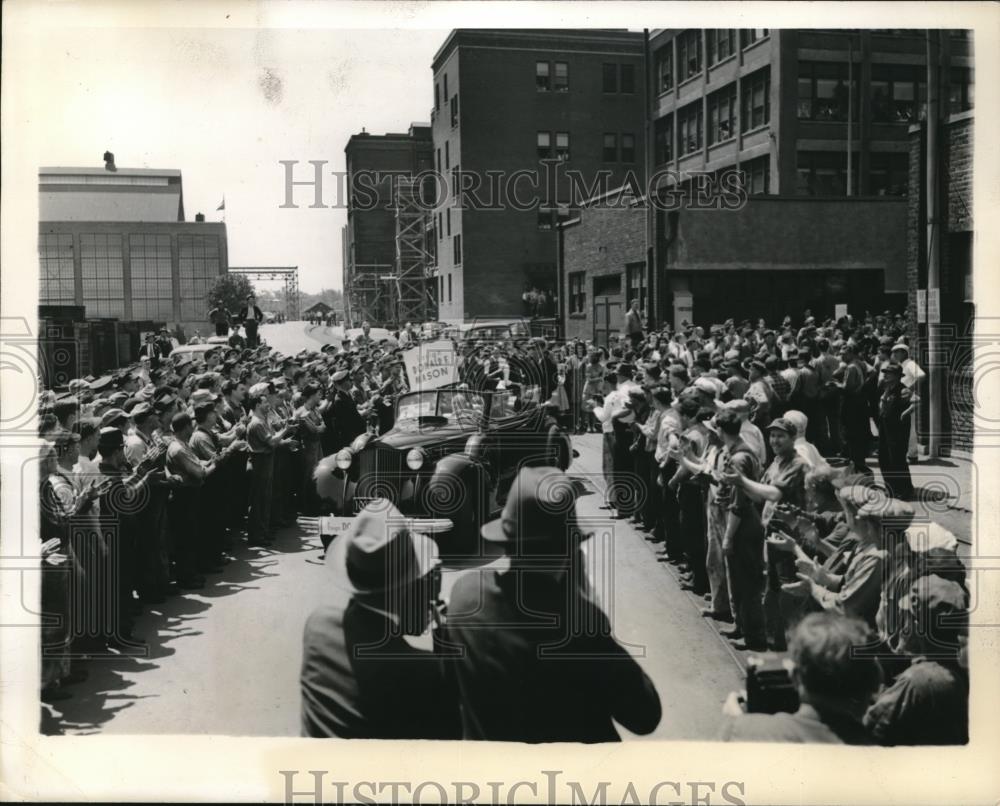 1942 Press Photo Boston, Mass Ens Donald Mason &amp; workers at Fore River yard - Historic Images