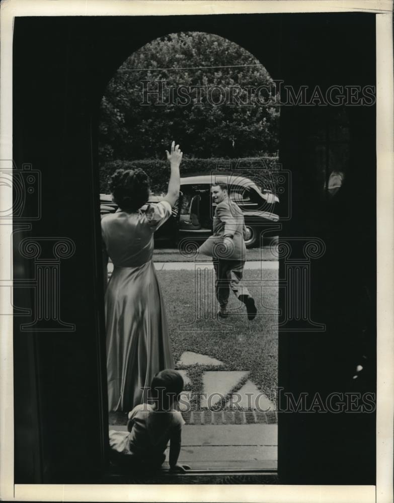 1942 Press Photo Walter G Barker Banker Leaving Wife And Son - Historic Images