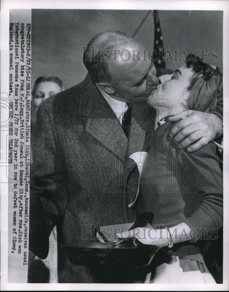 1955 Press Photo Liberal, Kansas Binnie Dick, HJ Legg at pancake race - Historic Images