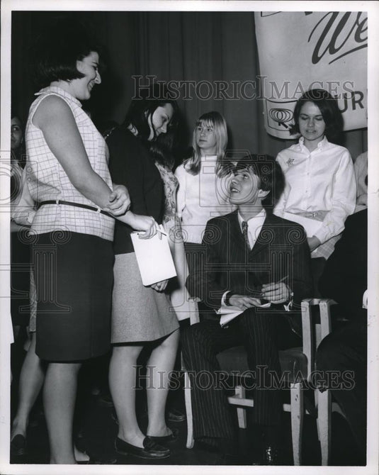 1967 Press Photo Carol Armstrong a student at West High School talking to Carl - Historic Images