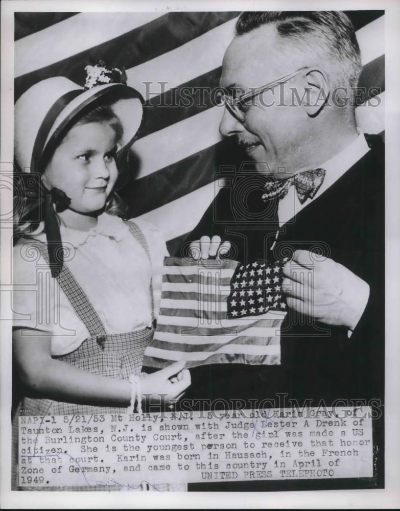 1953 Press Photo Karin Gray became U.S. Citizen receive honor at the Court. - Historic Images