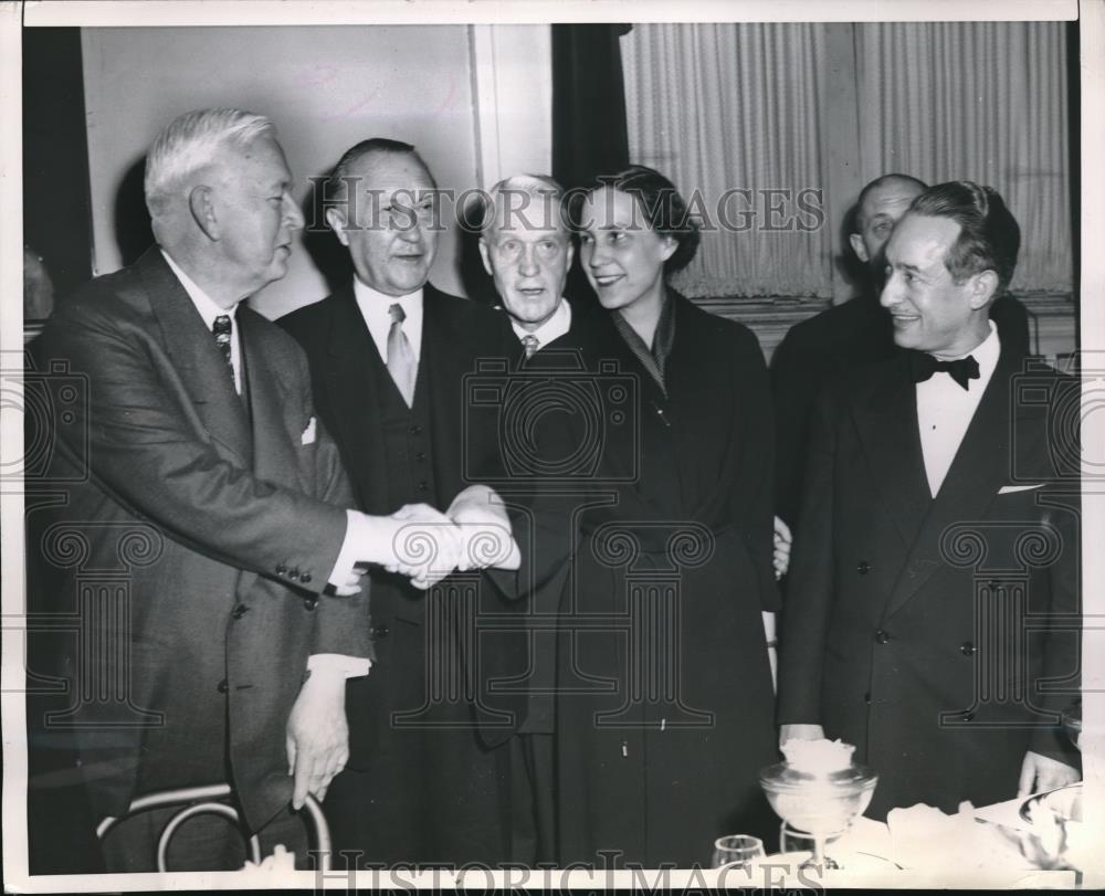 1953 Press Photo Mrs Herbert Multhaupt &amp; other German people - neb64742 - Historic Images