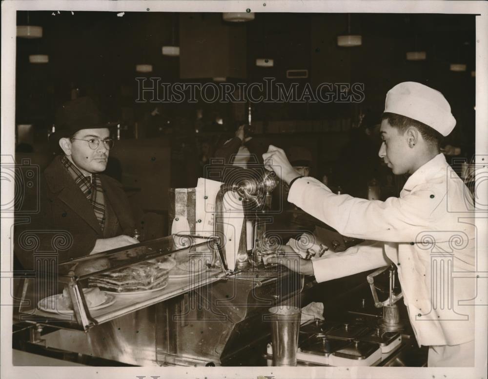 1940 Press Photo Edward Ship Mixes Soda For George Greenberg - Historic Images