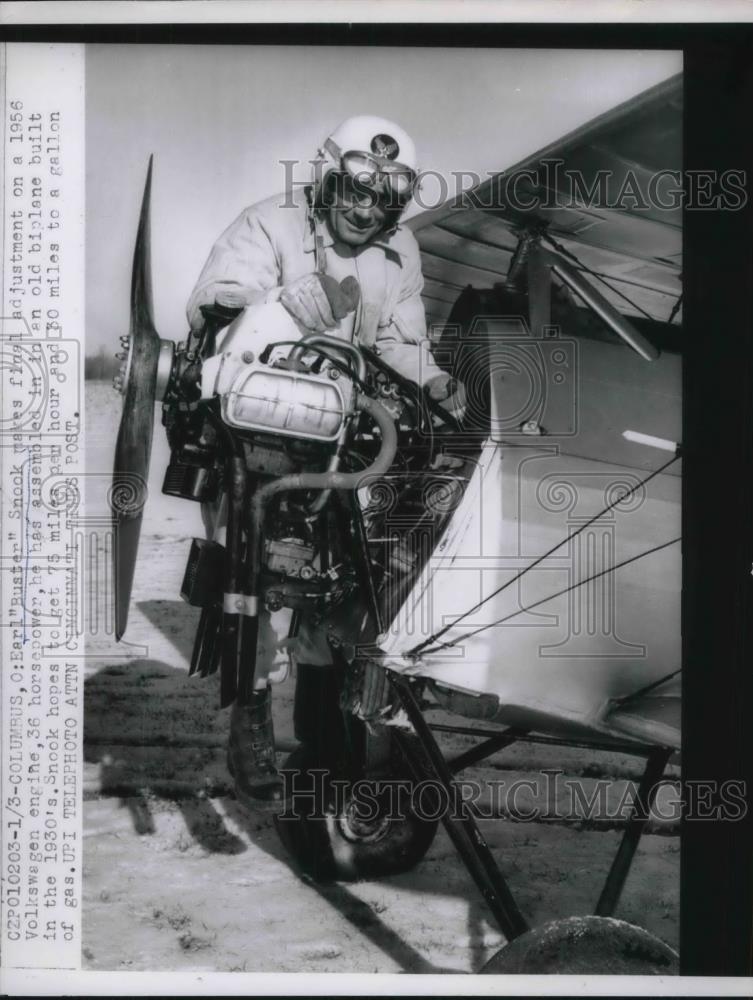 1963 Press Photo Earl &quot;Buster&quot; Snook adjusts 1930s biplane with 1956 VW engine - Historic Images