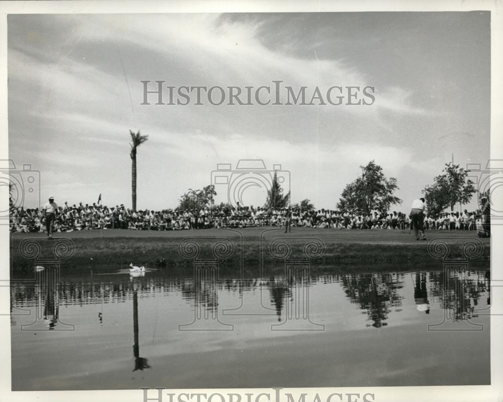 1968 Press Photo Crowd Watches Golf Event - Historic Images