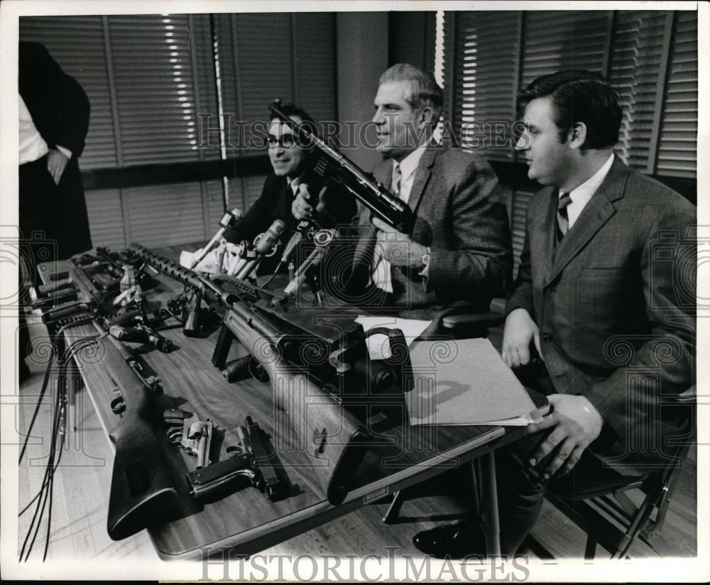 1969 Press Photo Paul Hankins, IRS, Attorneys D. Horowitz, John Nulty - Historic Images