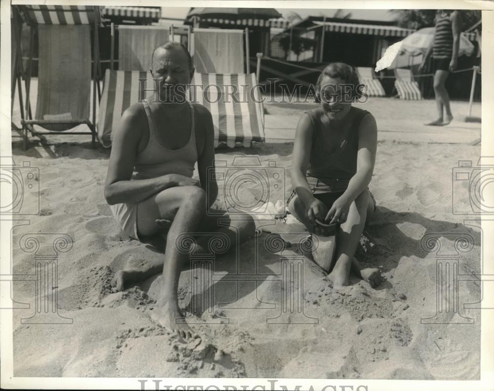 1933 Press Photo Mr & Mrs Allan Ryan sunbathing on the sands of Breakers Beach - Historic Images