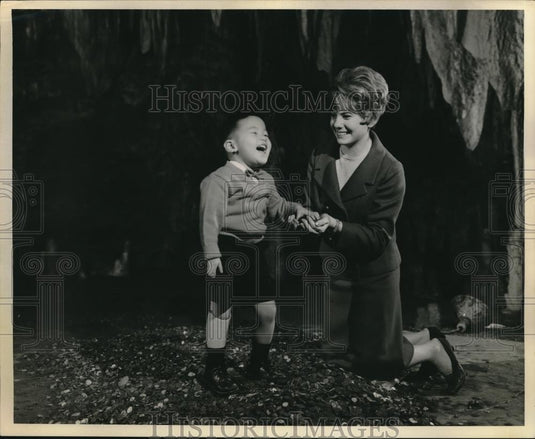 1966 Press Photo Alan Nagao. Easter Seal child & C Migini Miss Teen America - Historic Images