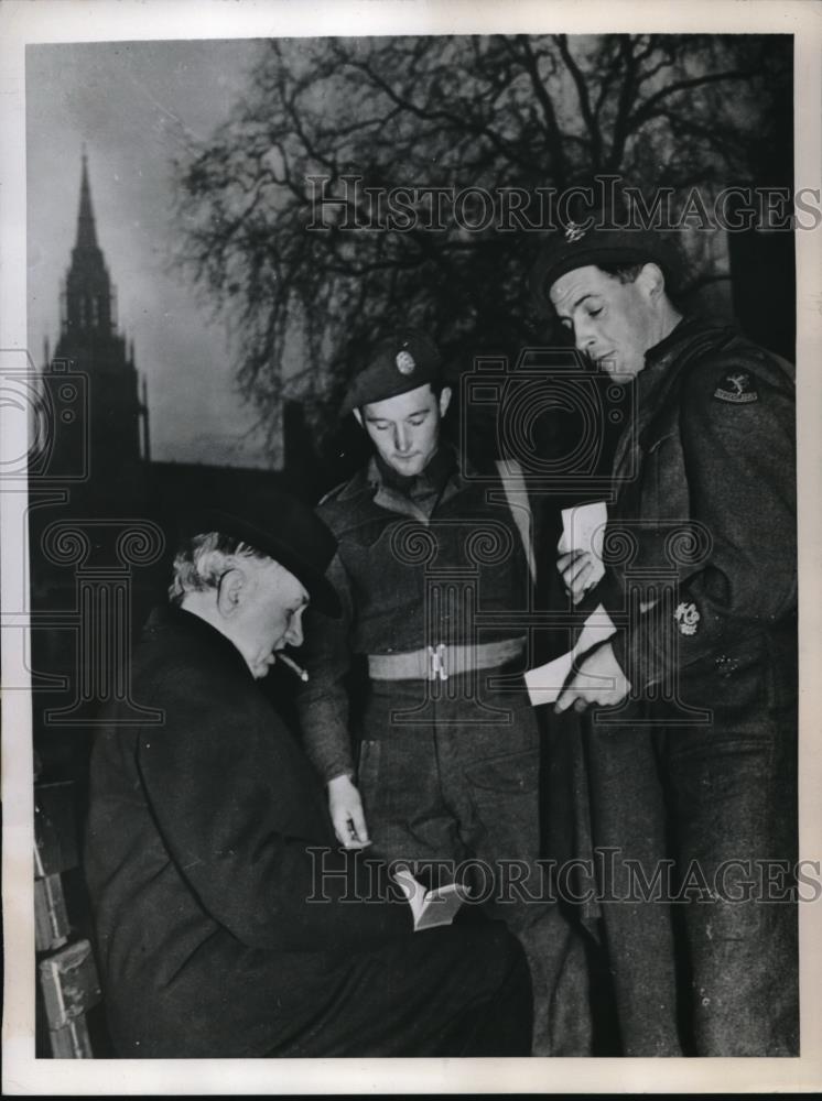 1946 Press Photo Senator Tom Connally give autograph to two Dutch Soldiers. - Historic Images