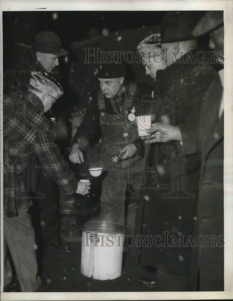 1946 Press Photo Striking Steel Workers pickets at Corrigan McKinney Plant. - Historic Images