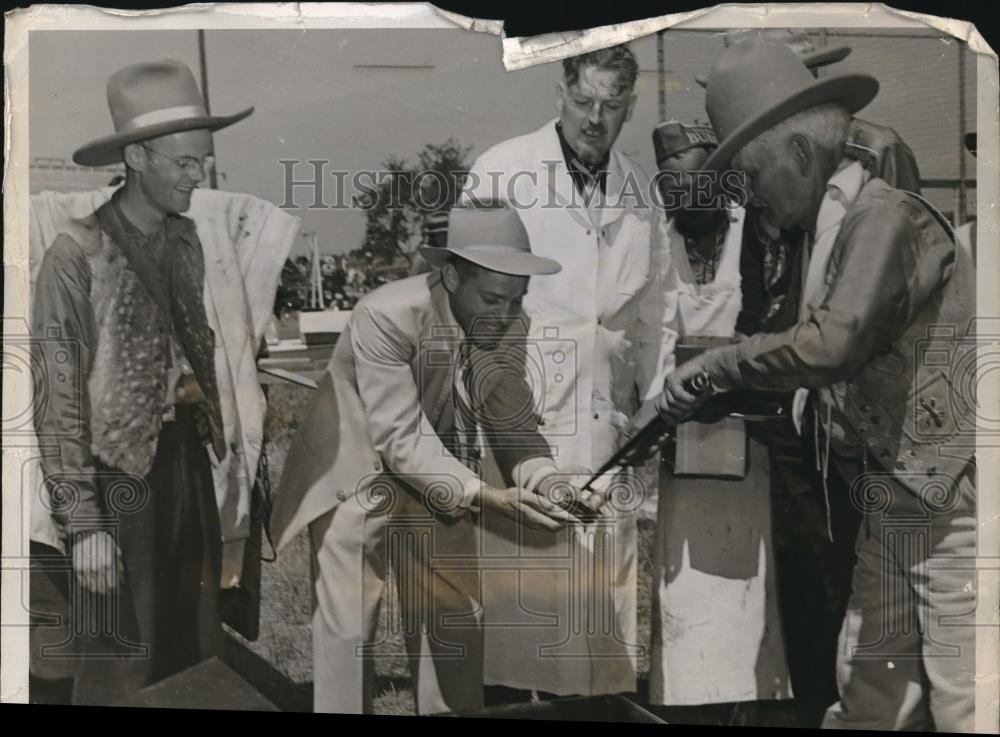 1942 Press Photo Vince Hamlin &amp; Coos Bay pirates show - Historic Images