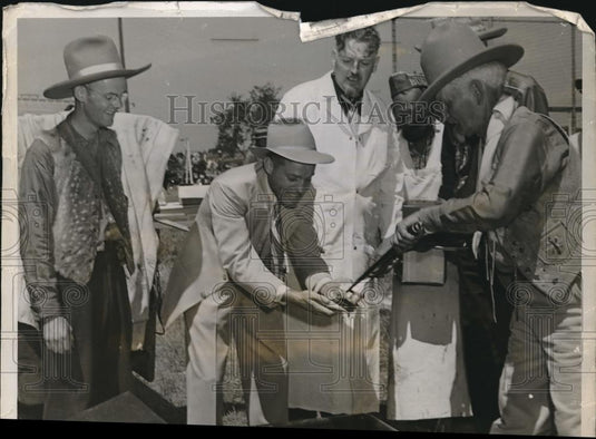 1942 Press Photo Vince Hamlin & Coos Bay pirates show - Historic Images