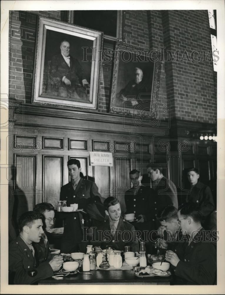 1943 Press Photo First Cadets Arrive at Yale University and Eat in Dining Hall - Historic Images