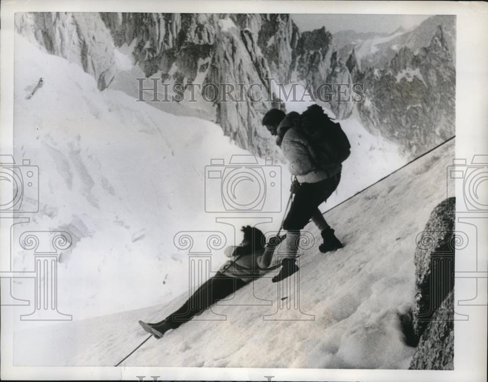 1961 Press Photo Chamonix, France rescuer helps P Furlani from stalled cale carl - Historic Images