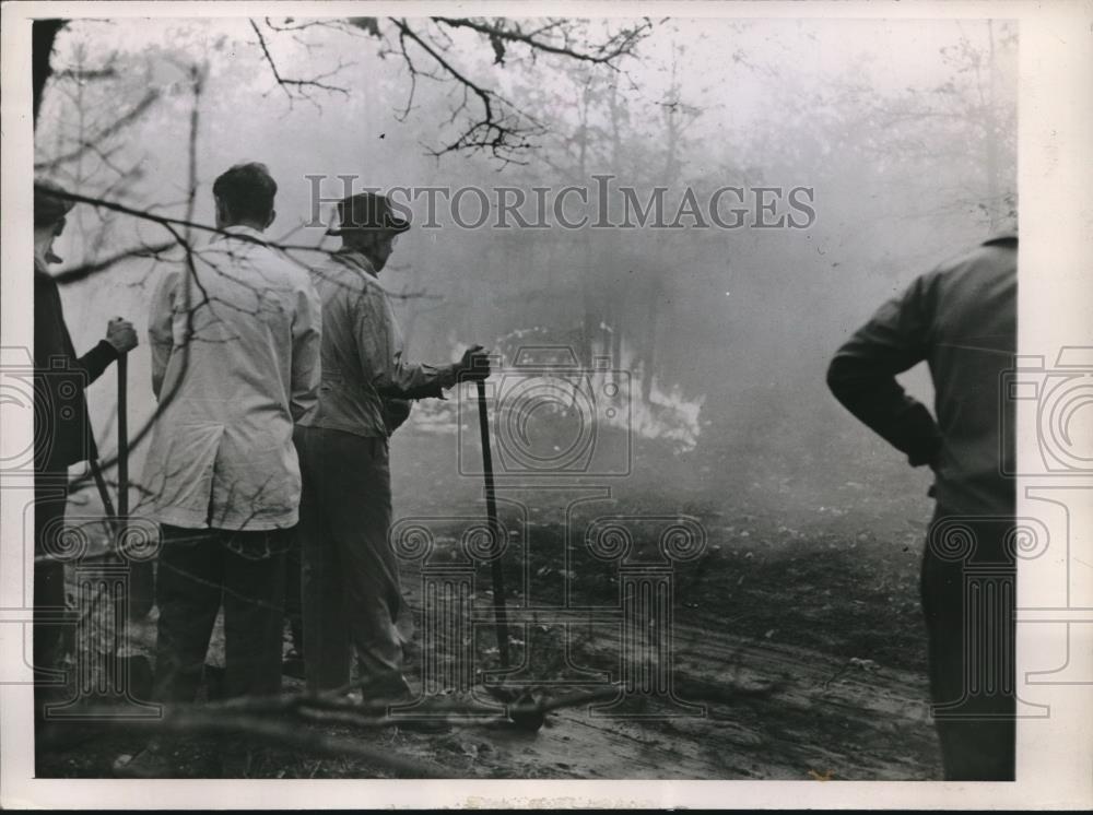 1945 Press Photo Volunteer fire fighters Muskegon Michigan Timberlands - Historic Images