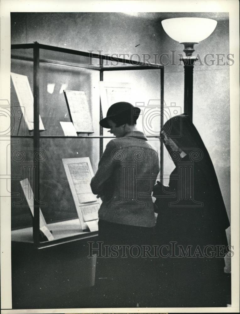 1930 Press Photo Visitors View Italian Art At Morgan Library - neb61501 - Historic Images