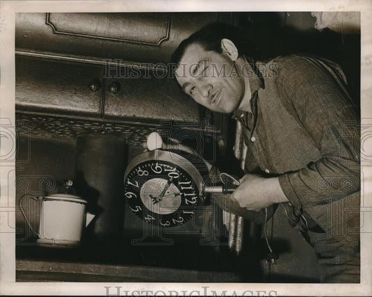 1939 Press Photo Fred Rossi, craftman from Philadelphia w/ a Frying pan clock - Historic Images