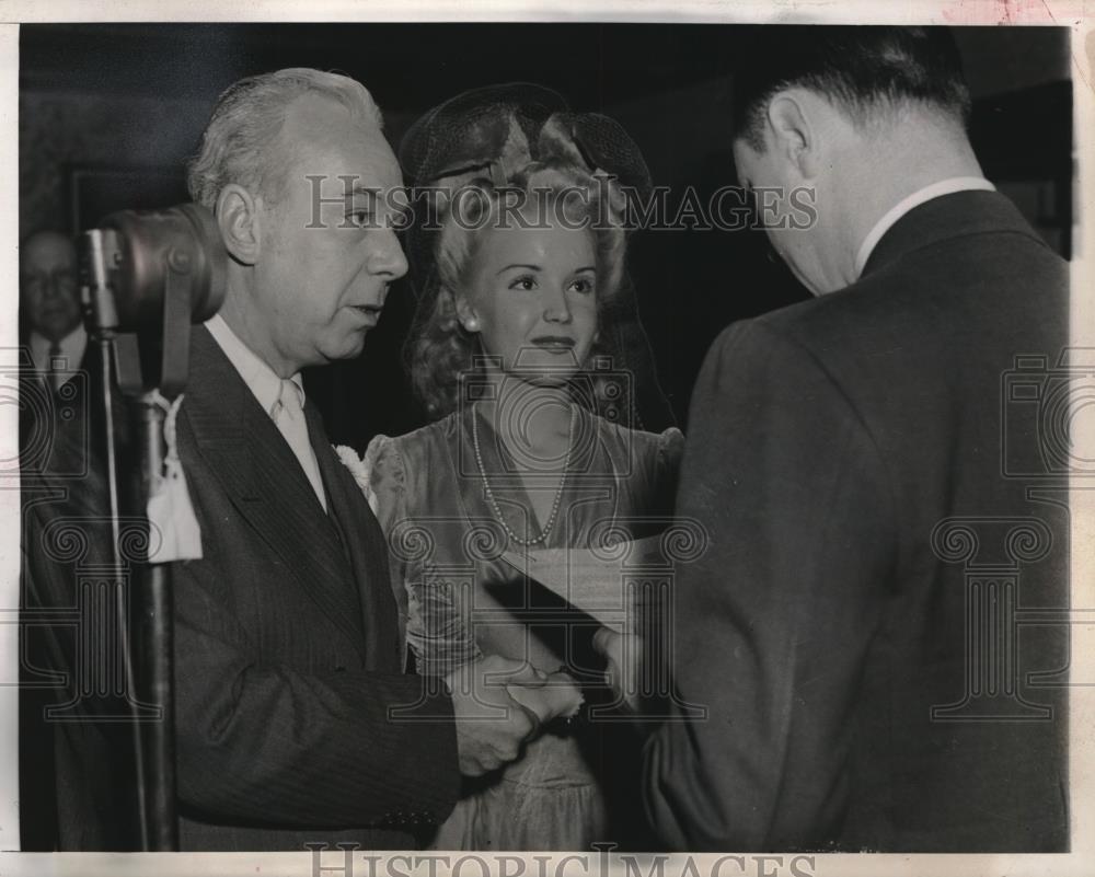 1942 Press Photo Millionaire Tommy Manville being married to his 6th wife Billy - Historic Images