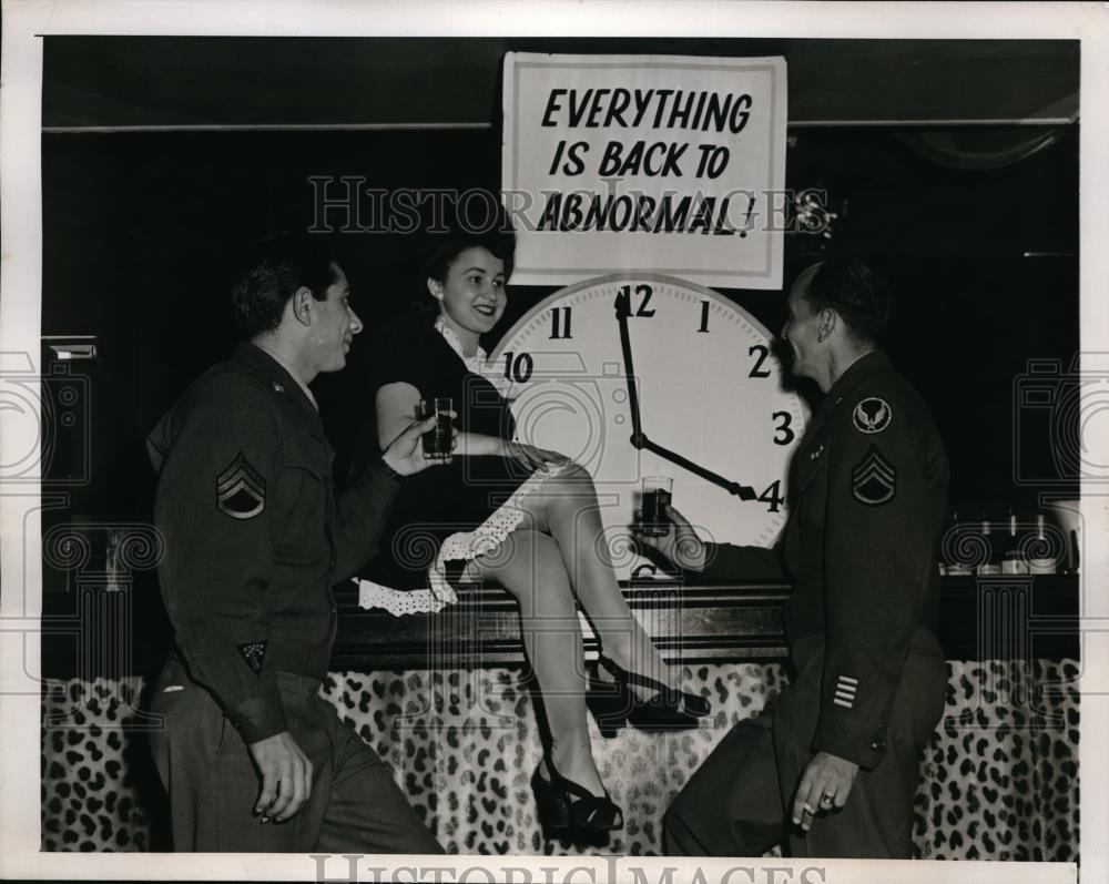 1945 Press Photo NYC. Pat Mason &amp; servicemen at CafÃƒÆ’Ã†â€™Ãƒâ€ ÃƒÆ’Ãƒâ€šÃ‚Â© Zanzibar - Historic Images