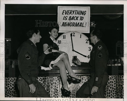 1945 Press Photo NYC. Pat Mason & servicemen at CafÃƒÆ’Ã†â€™Ãƒâ€ ÃƒÆ’Ãƒâ€šÃ‚Â© Zanzibar - Historic Images