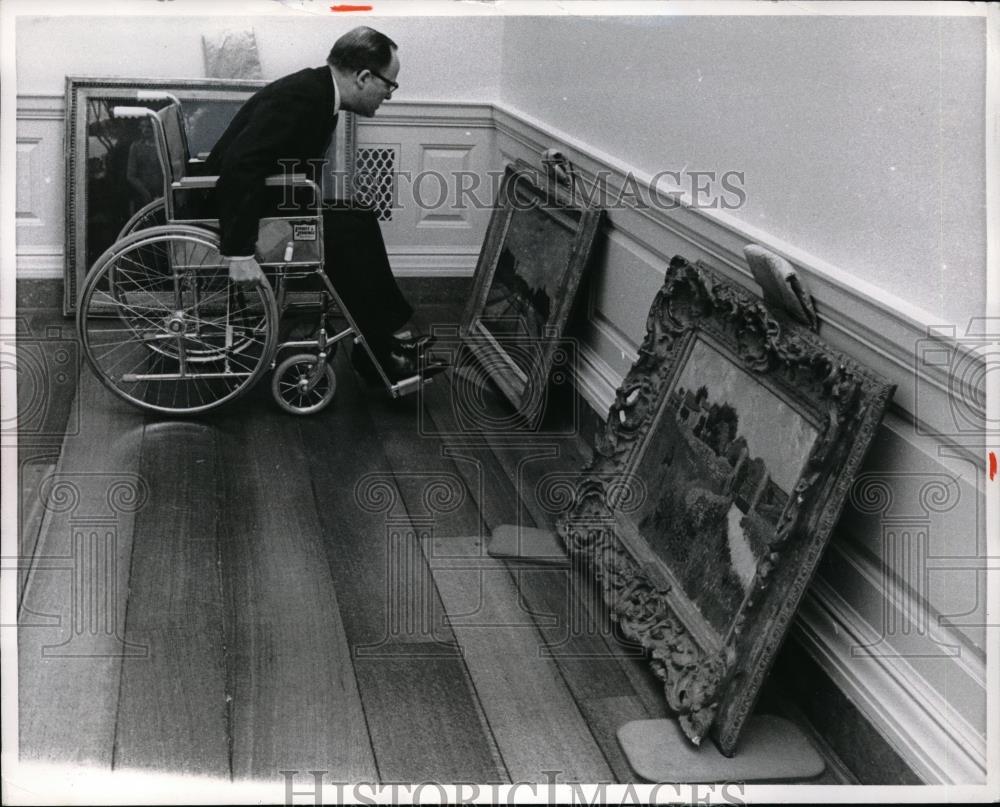 1966 Press Photo Curator Perry Cott examines Van Gogh paintings at a Gallery - Historic Images