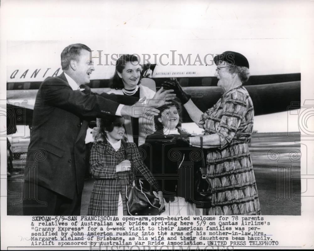 1957 Press Photo Relatives Of Australian War Brides Welcome Them - Historic Images