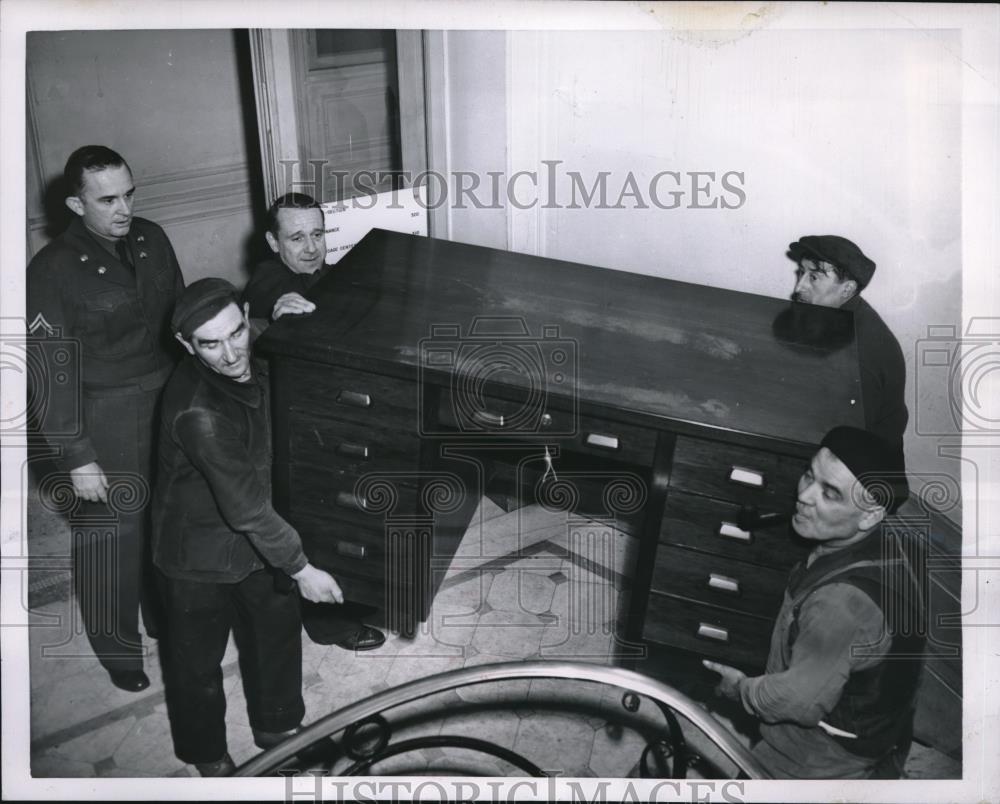 1950 Press Photo American Army units in Astoria Hotel in Paris, moving a desk - Historic Images