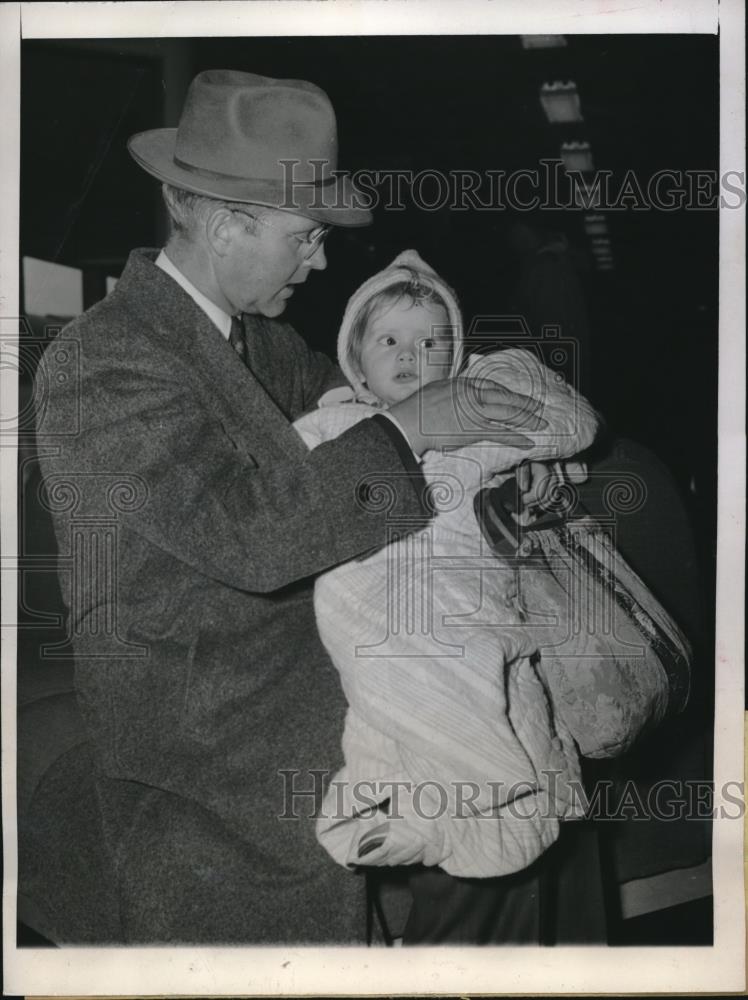 1946 Press Photo Susan Rysar and father George D Arrival in Chicago - Historic Images