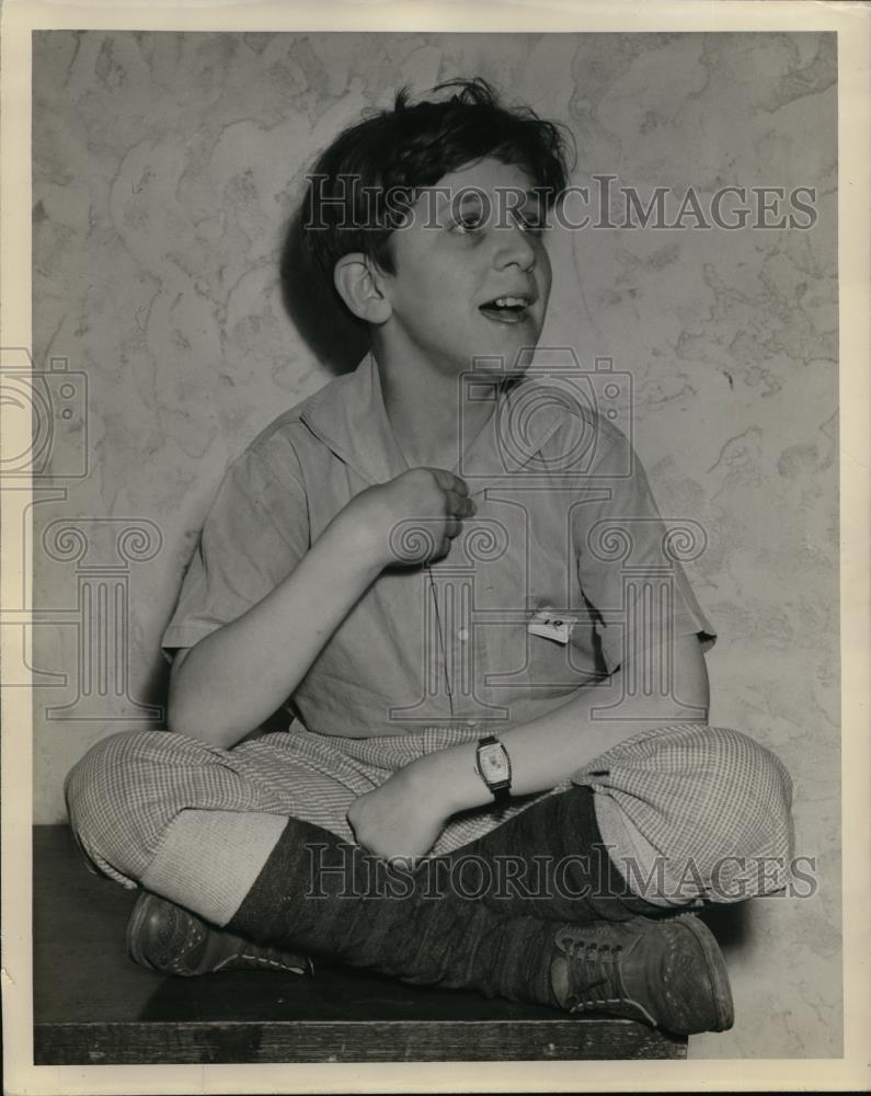 1940 Press Photo Lawrence Etchell being interviewed for a newspaper article - Historic Images