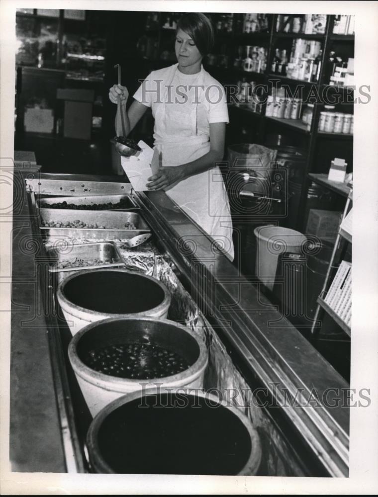 1970 Press Photo Restaurant Employee Measures Out Olives - neb61302 - Historic Images