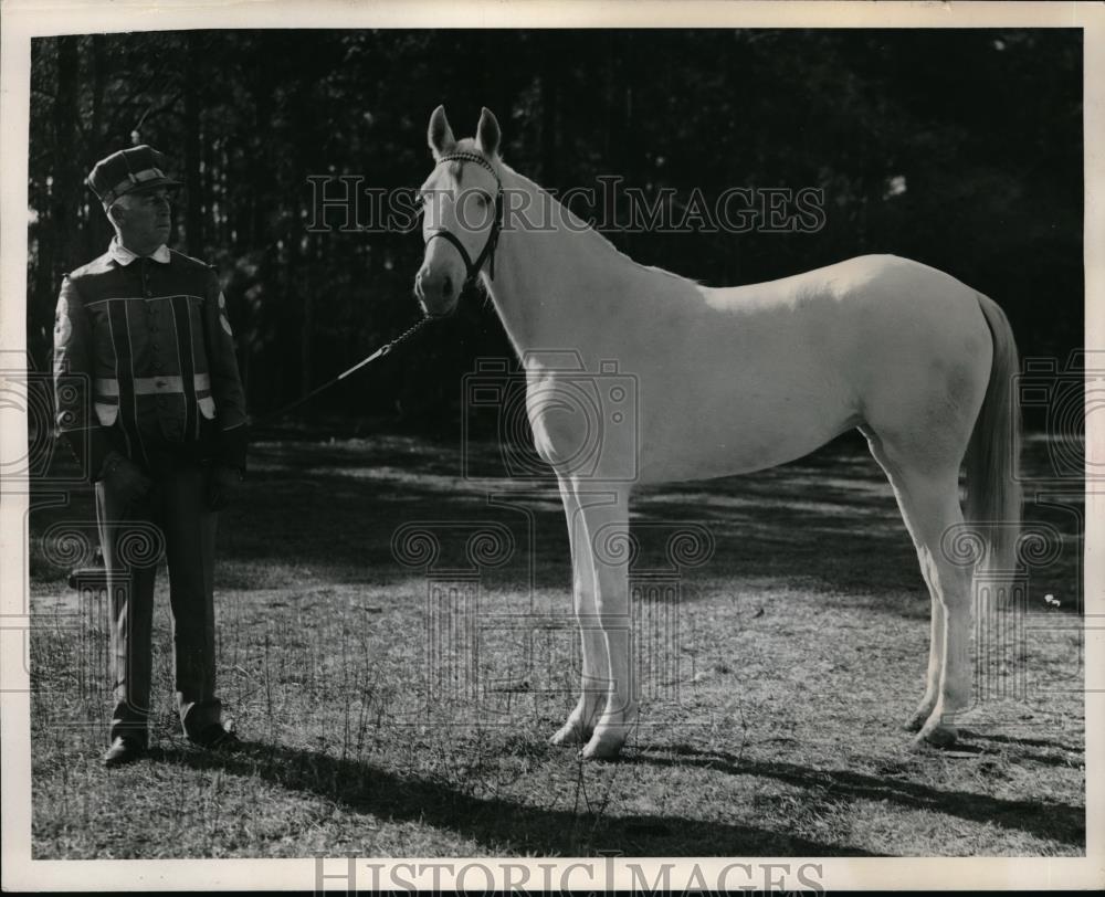 1940 Press Photo Carl Recar &amp; his horse Snow White - Historic Images