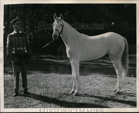 1940 Press Photo Carl Recar & his horse Snow White - Historic Images