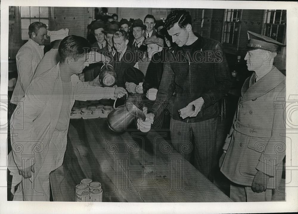 1940 Press Photo Fort Sheridan&#39;s First Draft Contingent Fed Before Checking Out - Historic Images