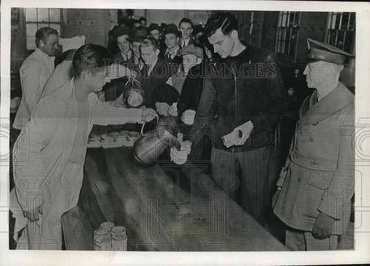 1940 Press Photo Fort Sheridan's First Draft Contingent Fed Before Checking Out - Historic Images