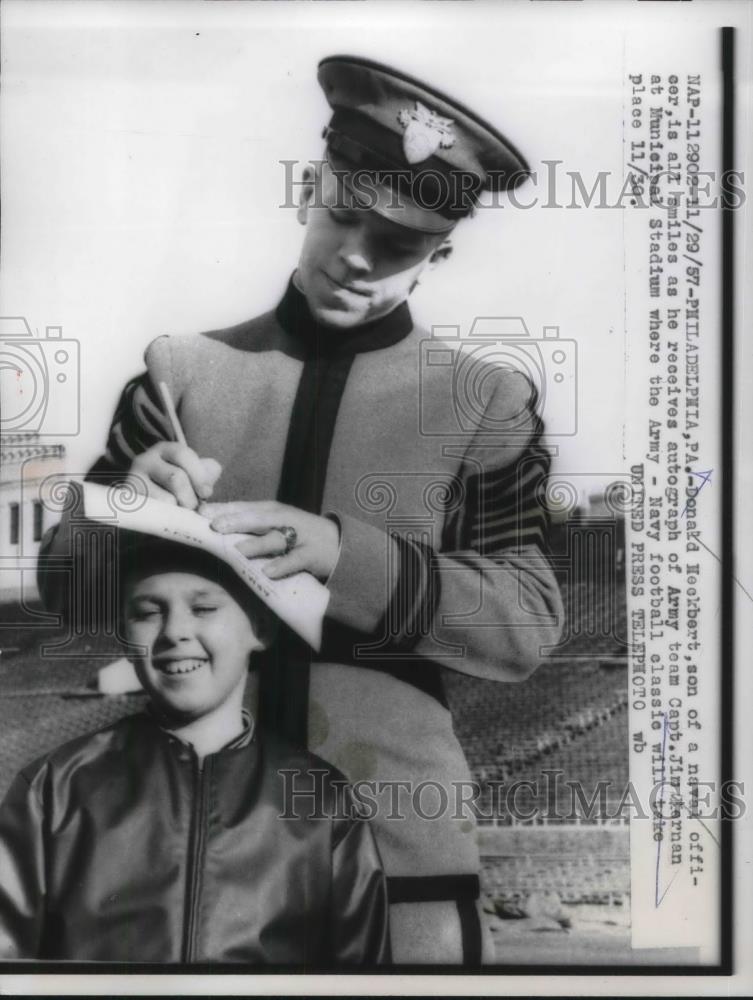 1957 Press Photo Donald Neckbert received autograph from Army Capt.Jim Lernan. - Historic Images